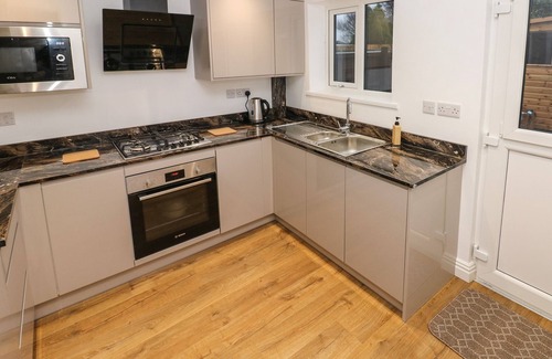 Burry Port Cottage | S?N Y MÔR, pet friendly, country holiday cottage in Burry Port