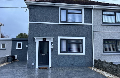 Burry Port Cottage | S?N Y MÔR, pet friendly, country holiday cottage in Burry Port