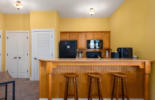 Snowshoe Condo | S100-102 | Heated Garage Parking| Sleeps 12