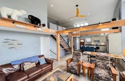 North Conway House | Saco River Escape, private beach, Mountain Views