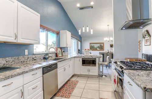 Foothill Farms House | Sacramento Home w/Pool Near Dtwn: Pets Welcome!
