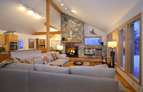 Crested Butte House | Saddlehorn Retreat/4 Bed Family Home less than Half a Mile to Skiing/Hot tub!