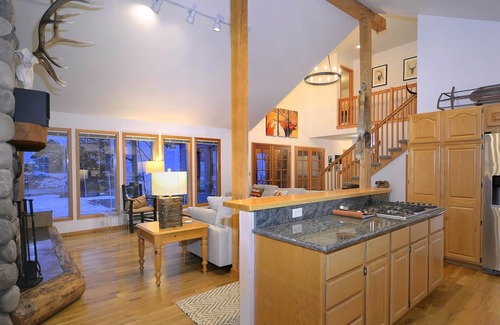 Crested Butte House | Saddlehorn Retreat/4 Bed Family Home less than Half a Mile to Skiing/Hot tub!
