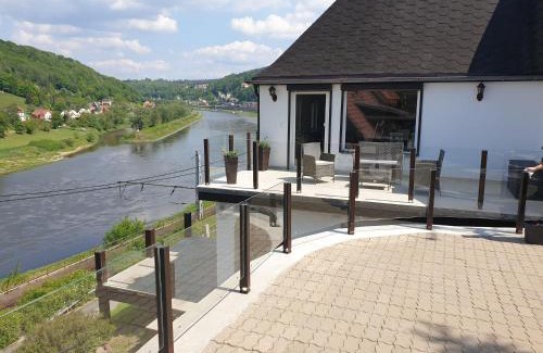 Konigstein an der Elbe Apartment | Saechsische-Schweiz-Ferienhaus-Wohnung-1-mit-Elbblick-Sauna-und-Kamin