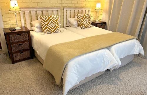 Kempton Park Hotel | Safari Club Guest Lodge OR Tambo International Airport