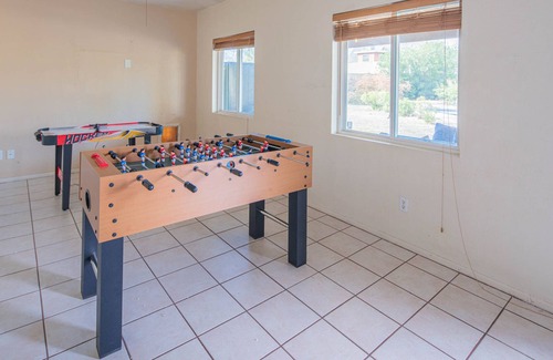Glendale House | SAFE & COZY RETREAT👙PRIVATE POOL🥩BBQ🏓GAMES