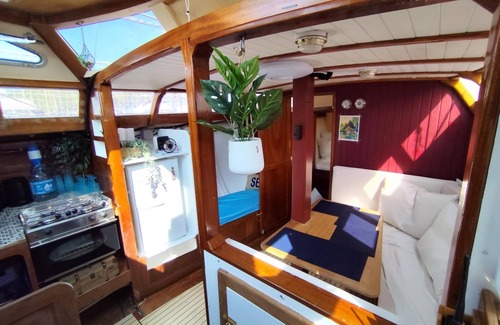 Sallenelles Boat Rental | Saga, an authentic and comfortable wooden sailboat