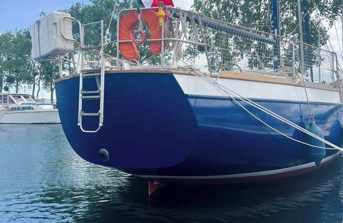 Sallenelles Boat Rental | Saga, an authentic and comfortable wooden sailboat