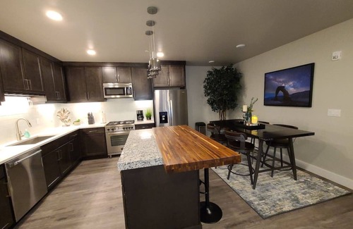 Moab South Valley Condo | Sage Creek Condo E2 - "Amazing Pool & Hot Tubs"