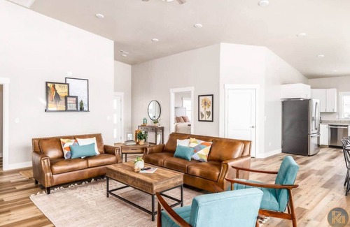Kanab House | Sage Retreat I Pet-Friendly l Pool I Pickleball