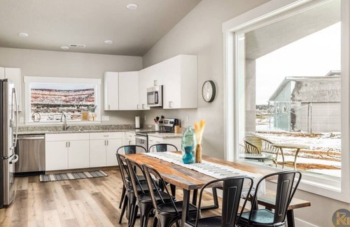 Kanab House | Sage Retreat I Pet-Friendly l Pool I Pickleball