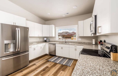 Kanab House | Sage Retreat I Pet-Friendly l Pool I Pickleball