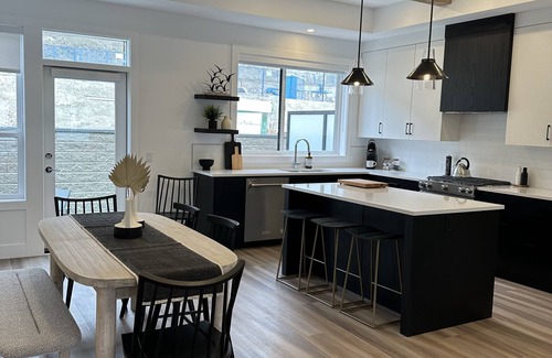 Central Okanagan House | Sail Rock at Shelter Bay, your lakeside retreat 5 minutes from downtown Kelowna.