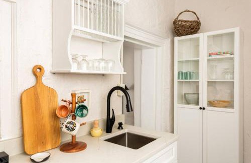 Manayunk House | Saint Davids Cottage in Manayunk, Walk to Train, Main Street