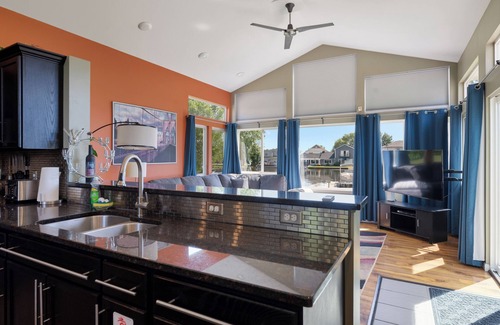 White Lake House | SALE from $400/nt! HUGE Lake & Yard! FREE Kayaks & Peddle Boats, Sandy Beach!