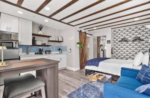 St. Pete Beach Apartment | Sala 4 - St Pete Beach Gem!