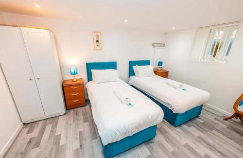Trafford Apartment | Sale 2-Bedroom Apt - Sleeps 5 - Free Parking