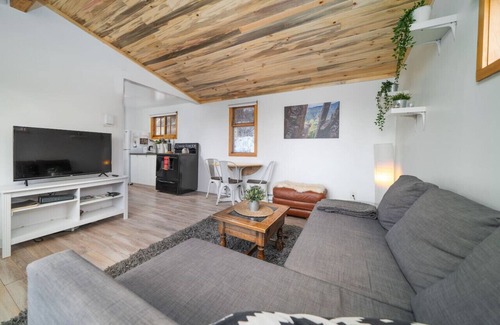 Estes Park Apartment | SALE! Views & wildlife, walk to Park