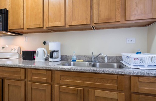 Salem Apartment | Salem Spacious First Floor 3-4BR!