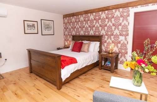 Wellington Apartment | Salisbury Barn: Red Room - Bed & Breakfast Room