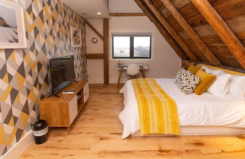 Wellington Bed & Breakfast | Salisbury Barn - Yellow Room