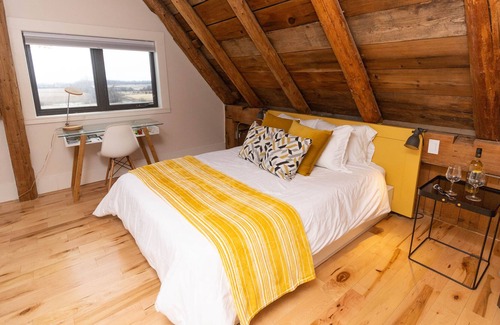 Wellington Bed & Breakfast | Salisbury Barn - Yellow Room