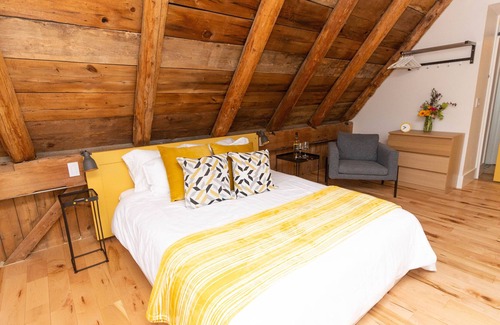 Wellington Bed & Breakfast | Salisbury Barn - Yellow Room