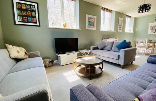 Isle of Portland House | Sally Hall Large central Portland home