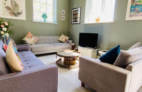 Isle of Portland House | Sally Hall Large central Portland home