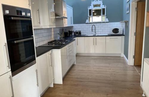 Isle of Portland House | Sally Hall Large central Portland home