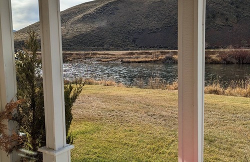 Salmon House | Salmon Riverfront HomenClose to Salmon and Challis. Fishing from back yard.