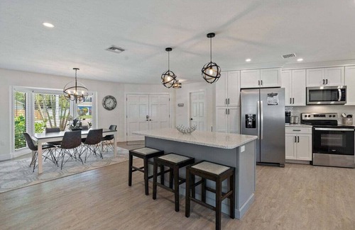 Pinecraft House | Salt Life Villa with heated pool & outdoor dining