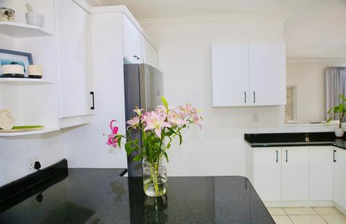 Umhlali Beach Apartment | Salt Rock Beach Retreat with Private pool