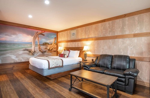Ocean Shores Hotel | Salt Water Lagoon - Queen Studio Room at Wanderlust Inn, Pet Friendly