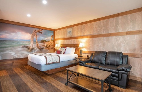 Ocean Shores Hotel | Salt Water Lagoon - Queen Studio Room at Wanderlust Inn, Pet Friendly