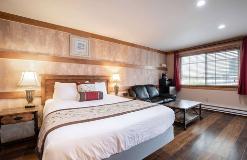 Ocean Shores Hotel | Salt Water Lagoon - Queen Studio Room at Wanderlust Inn, Pet Friendly