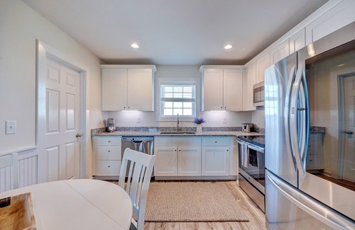 Surf City Apartment | Saltwater Suites Adjacent 1st Floor (107, 108)