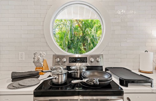 Bay Isle House | Salty Sailfish | Private Pool + Hot Tub + Siesta Key