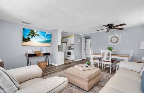 Sarasota House | Salty Seahorse | Screened-In Porch & Private Yard