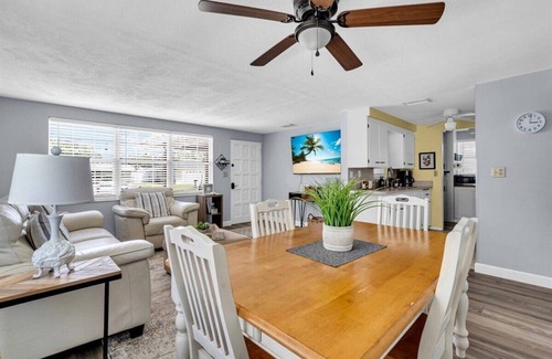 Sarasota House | Salty Seahorse | Screened-In Porch & Private Yard