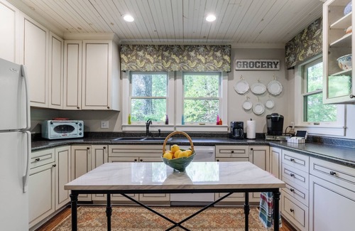 Saluda House | Saluda Mountain Home*Outdoor Games* Pet Friendly*