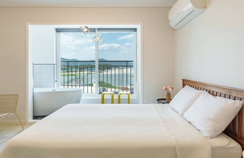 Samcheok House | Samcheok Kong & Bee Ocean View Spa Pensi