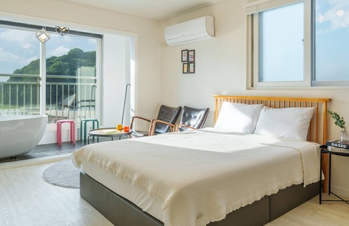 Samcheok House | Samcheok Kong & Bee Ocean View Spa Pensi