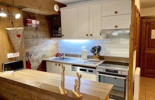 Samoens Ski Chalet | Samoens Village, Sleeps 8 - 9, 4 Bedrooms, 2 bathrooms, Shared Pool.