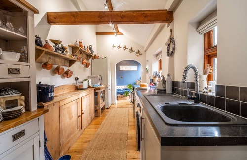 Docking Cottage | Samphire Cottage - character cottage with wood burning stove and courtyard garden