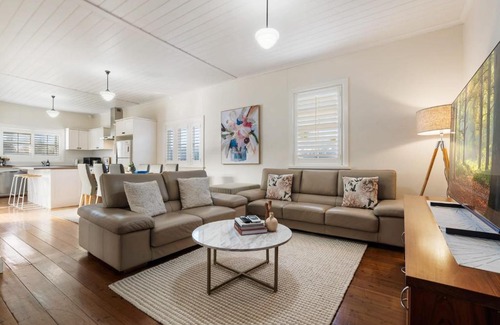 Orange House | Sampson Cottage - Historic Charm