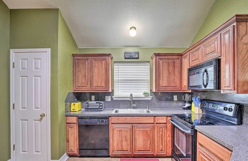 Heritage House | San Antonio Family Home w/Deck ~ 16 Mi to Dtwn!