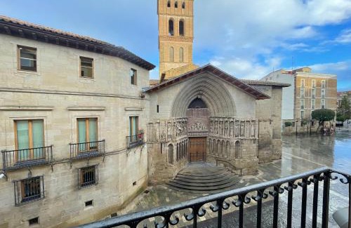 Logrono Historic Centre House | San Bartolome SB11 Casa con encanto bodega aire acondicionado y vistas al centro histórico by Apartamentoslogrono