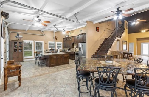 Brazoria Apartment | San Bernard River House, heated pool, riverfront