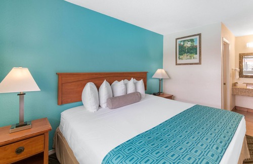 Lincoln Acres Hotel | San Diego Hotel Close to beaches, zoo, convention center, airport, restaurant